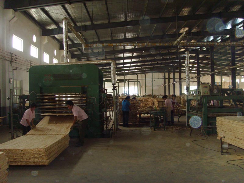 工人正對(duì)包裝板二次壓制