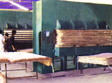 正在壓制多層包裝板