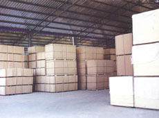 倉(cāng)庫(kù)中待發(fā)貨的包裝板